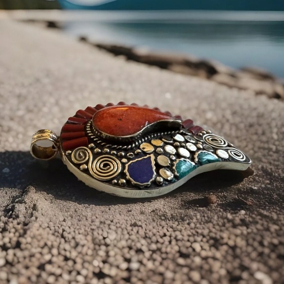 Vintage & Handcrafted Tibetan Tribal Theme Pendant Inlay With Stones & Silver🔥 - Picture 5 of 9